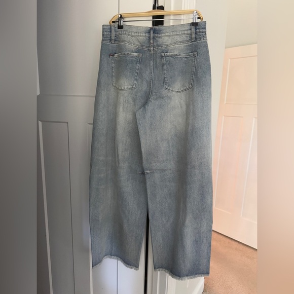 NWT Alice + Olivia Driggs Balloon Leg Barrel Jeans Sierra Light Blue Raw Hem - Picture 5 of 7